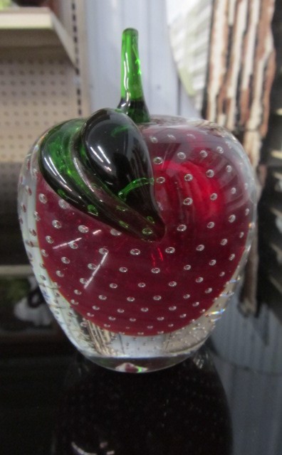 lot 122 image: Vintage Art Glass Controlled Bubble Apple Paperweight