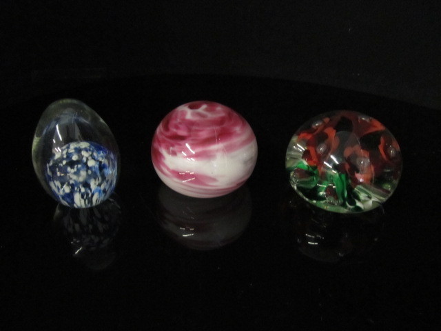lot 168 image: 3 Vintage Art Glass Paperweights