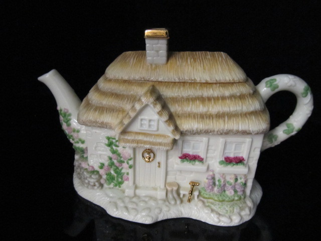 lot 116 image: LENOX Teapot Cream & Sugar set