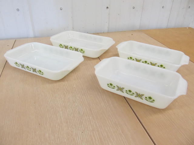 lot 183 image: Vintage Milk Glass Baking Dishes