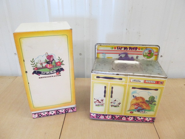 lot 189 image: Vintage WOLVERINE Tin Toy Stove and Refrigerator