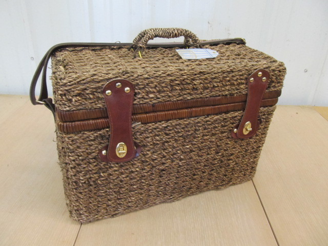 lot 190 image: BRAND NEW Picnic Set 