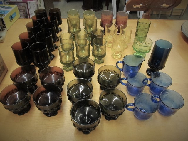lot 192 image: Large Lot of Vintage Colorful Glass Tumblers Cups & Glasses