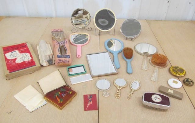 lot 204 image: Neat Lot of Vintage Hand & Pocket Mirrors