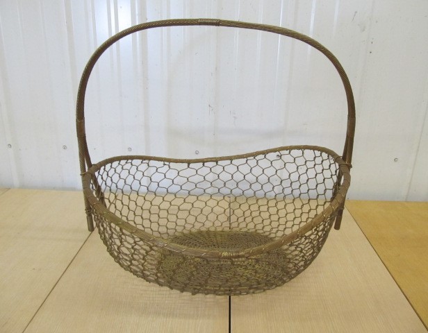 lot 209 image: LARGE Vintage Brass Wire Basket