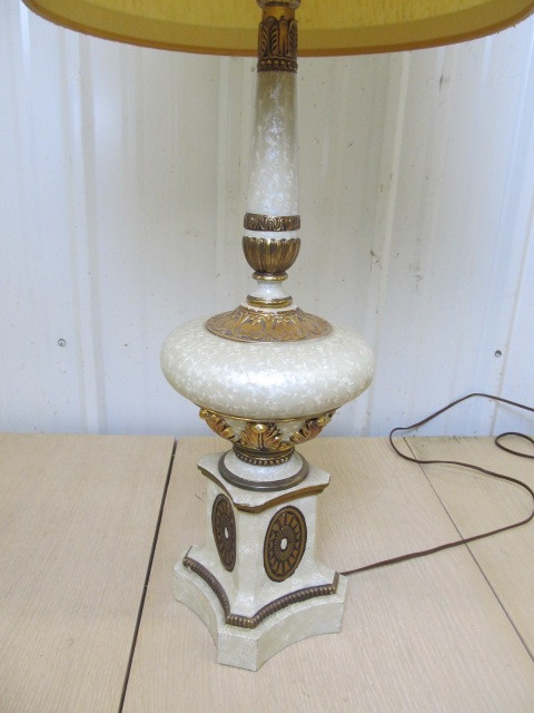 lot 218 image: Large Vintage Mid Century Table Lamp