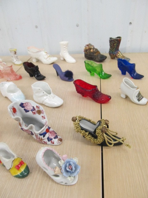 lot 244 image: Collection of Vintage Porcelain Ceramic & Glass Shoes