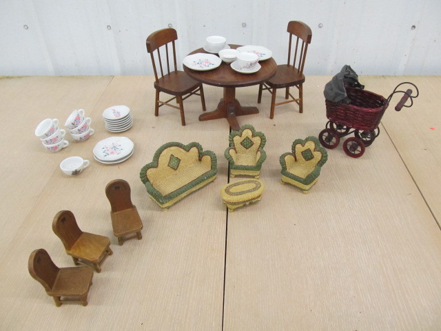 lot 246 image: Nice Quality Doll Furniture