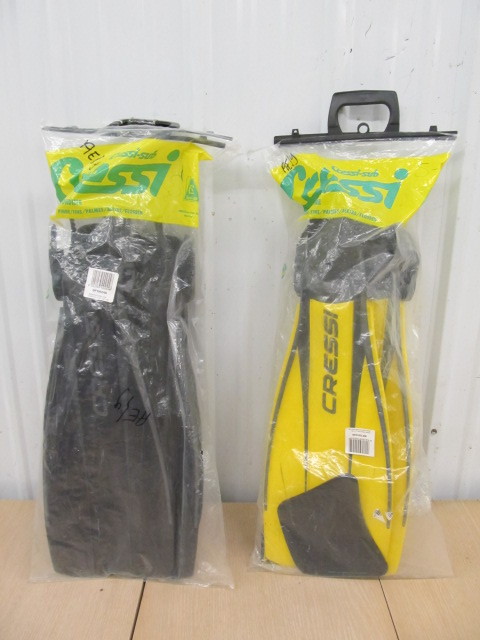 lot 265 image: 2 Pairs of New CRESSI Flippers