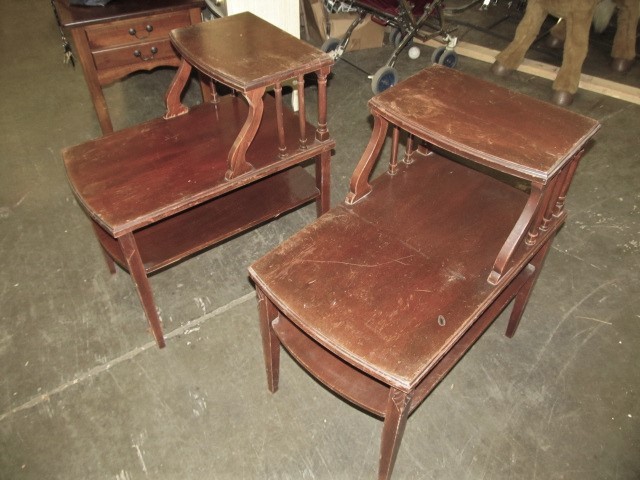 lot 268 image: Matching Pair of Vintage Nightstands 