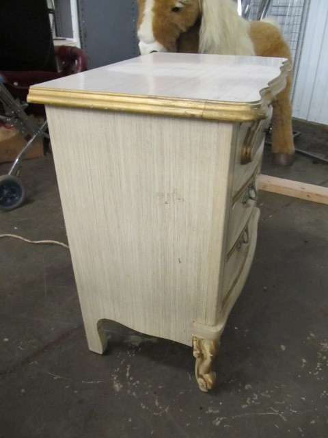 lot 267 image: Vintage Small 3-Drawer Dresser