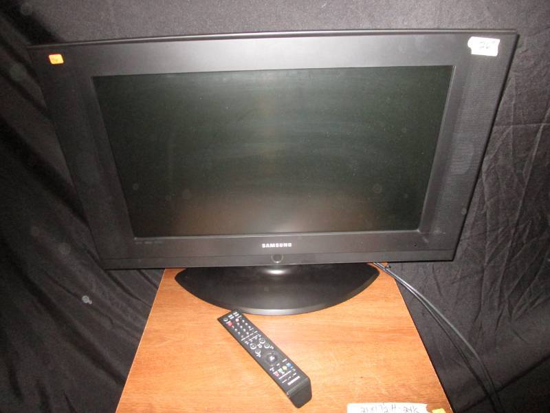 26 Samsung flat screen tv with remote, table top stand and wall mount stand. Works great