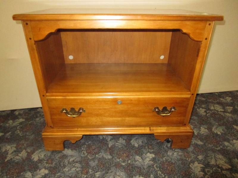 Maple Tv Stand on Wheels 26 X 17 X 26