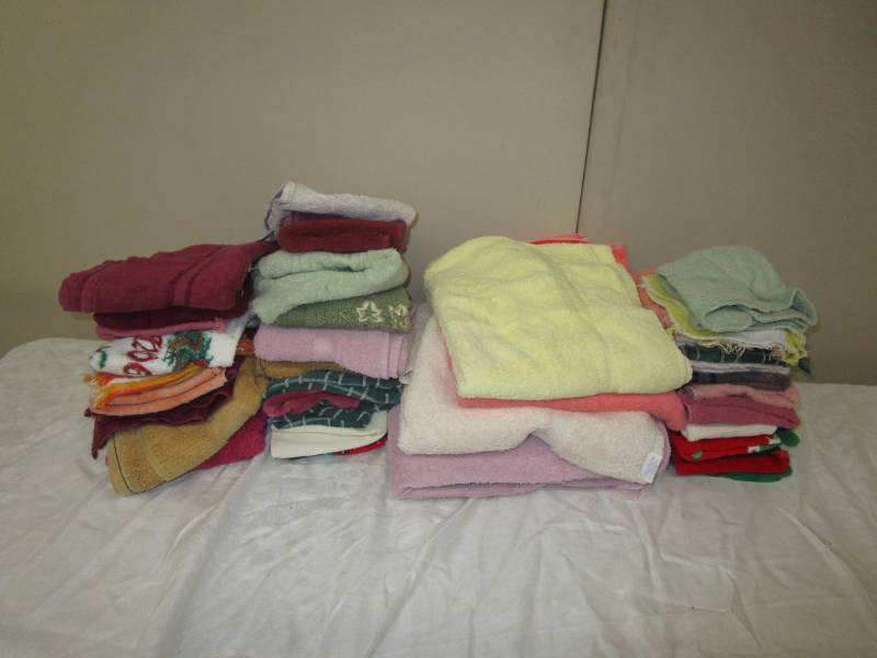 Assortment of Kitchen and Bathtowels