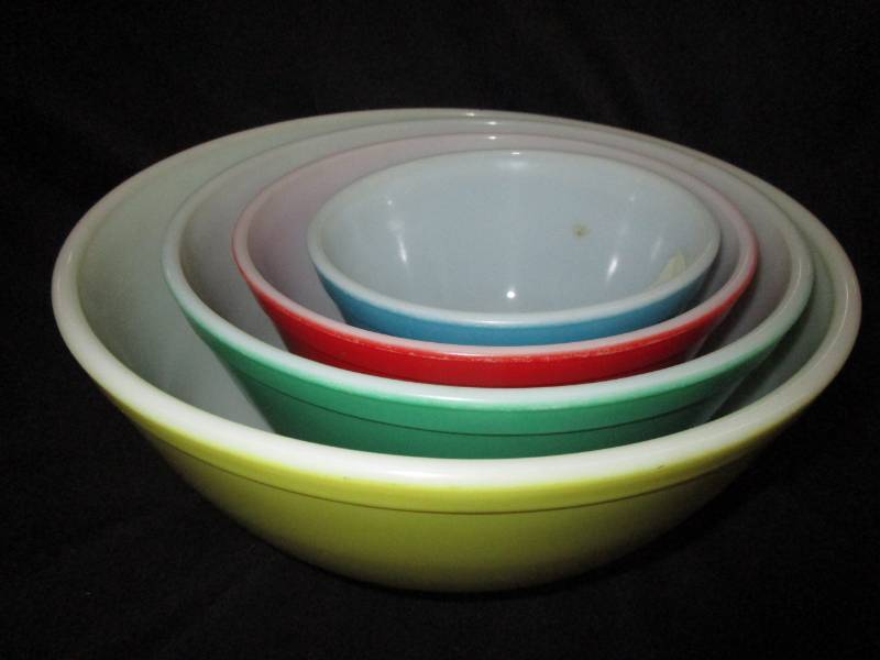 4 Nesting Pyrex Bowls