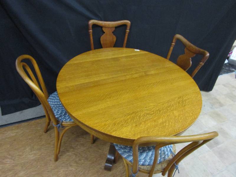 Beautiful 42 Round table and 4 chairs