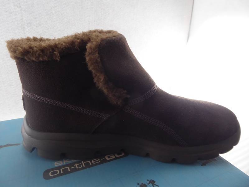 lot 17 image: Brand New Skechers Womens SKX GOwalk Chugga Boots Size 10