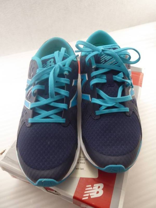 lot 25 image: Brand New New Balance Womens Neutral 690LN4 Running Shoes Size 9