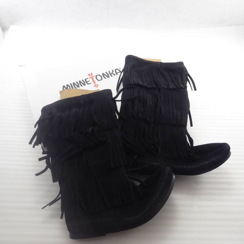 lot 37 image: Brand New Minnetonka Womens 3-Tiered Fringed Boots Size 9