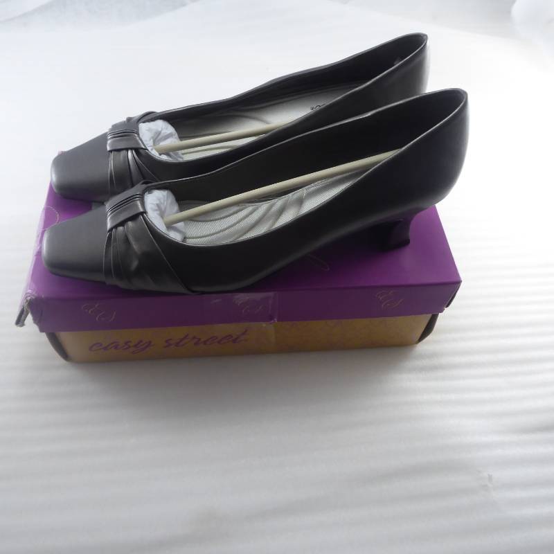 lot 239 image: Brand New Easy Street Womens Waive Pumps Size 11