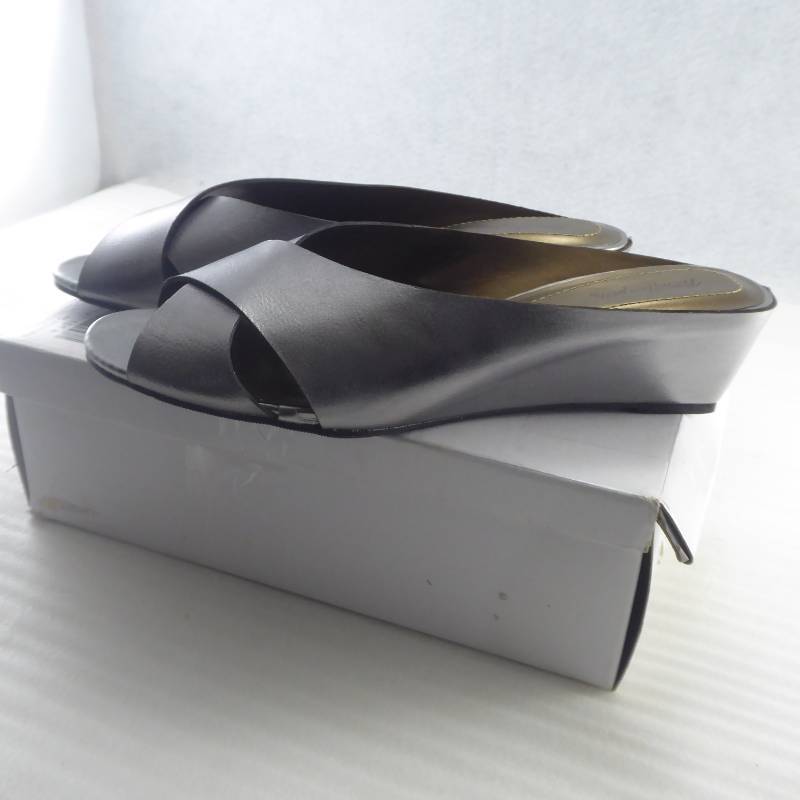 lot 255 image: Norm Thompson Womens Cross Vamp Slide Sandals Size 10.5