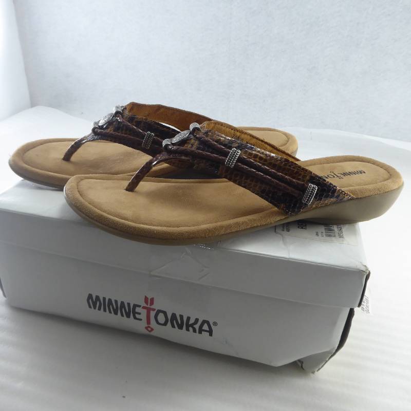 lot 262 image: Brand New Minnetonka Womens Silverthorne Thong Sandals Size 10