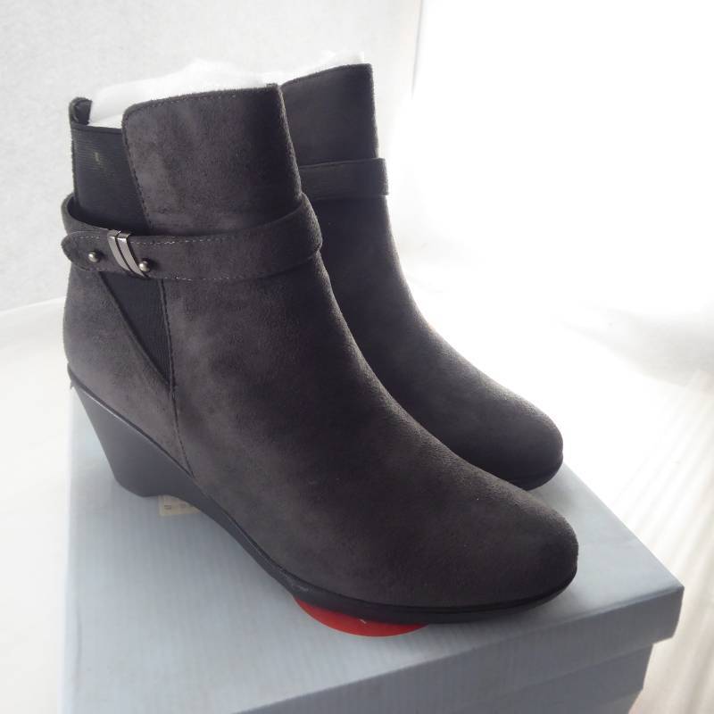 lot 270 image: Brand New GC Shoes Womens Veronica Ankle Boots Size 7.5