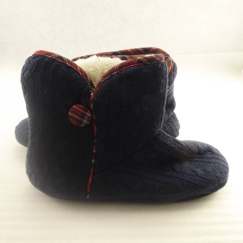 lot 286 image: Brand New Gold Coast Womens Cable Knit Bootie Slippers Size Medium