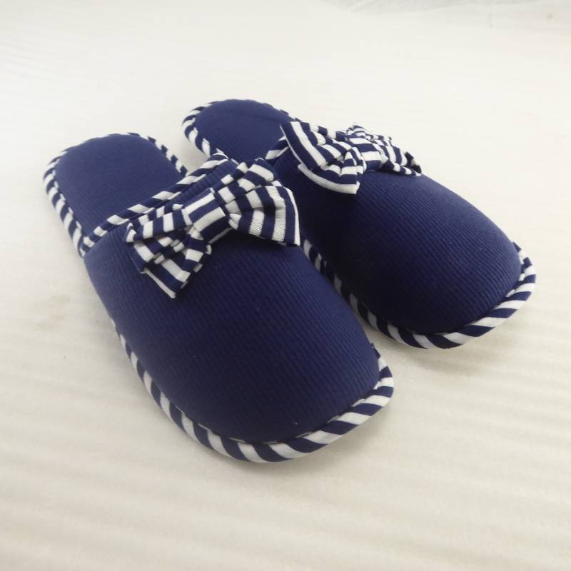 lot 290 image: Brand New Gold Coast Indoor Slippers Size Large