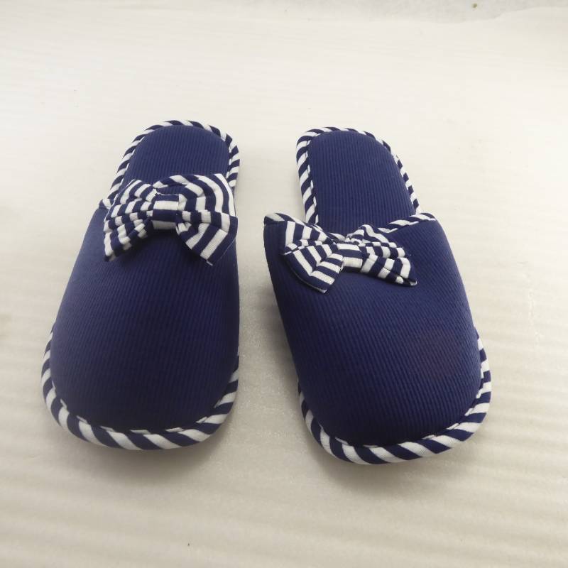 lot 292 image: Brand New Gold Coast Indoor Slippers Size Large