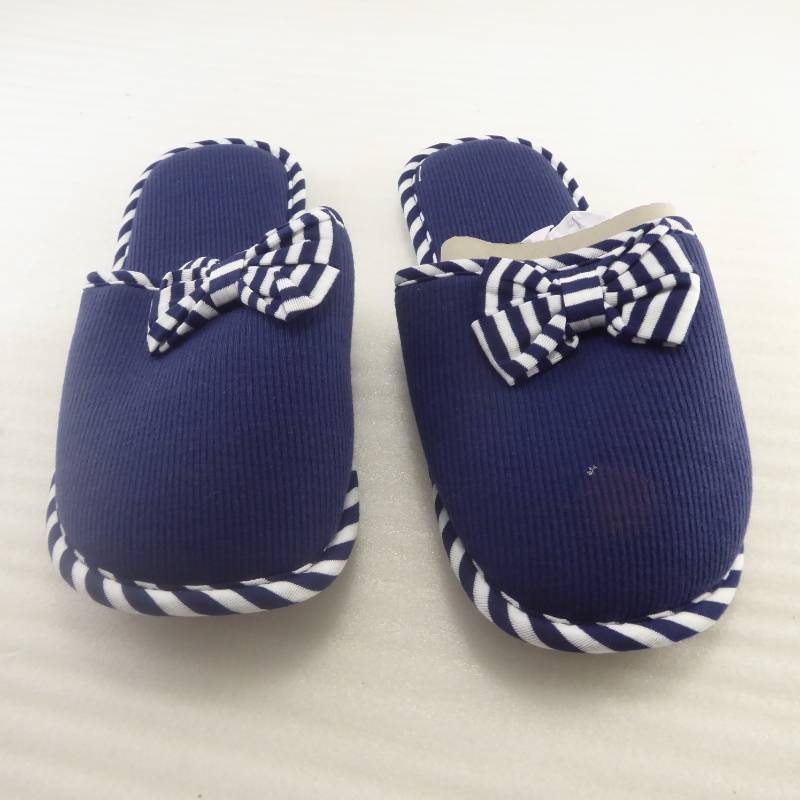 lot 293 image: Brand New Gold Coast Indoor Slippers Size Large