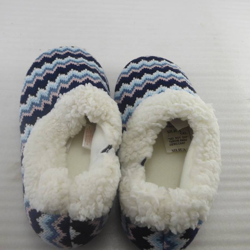 lot 303 image: Brand New Soft and Cozy Womens Slippers Size Medium