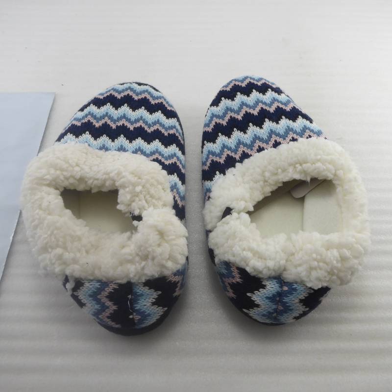 lot 304 image: Brand New Soft and Cozy Womens Slippers Size Medium