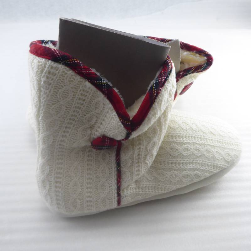 lot 318 image: Brand New Gold Coast Womens Cable Knit Bootie Slippers Size Medium