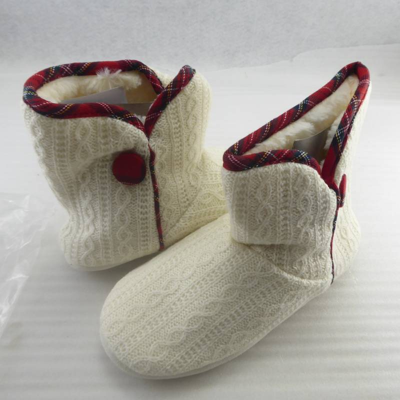 lot 320 image: Brand New Gold Coast Womens Cable Knit Bootie Slippers Size Medium