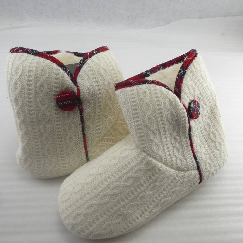 lot 321 image: Brand New Gold Coast Womens Cable Knit Bootie Slippers Size Medium