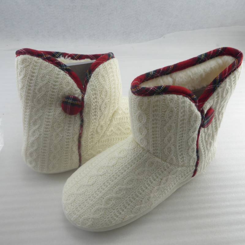 lot 322 image: Brand New Gold Coast Womens Cable Knit Bootie Slippers Size Small