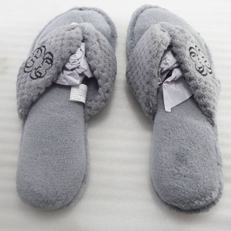 lot 326 image: Brand New Gold Coast Cozy Grey Flip Flop Slippers Size Small