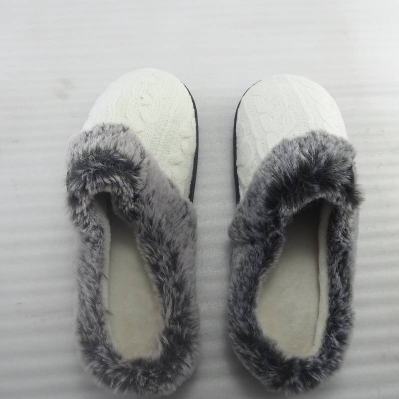 lot 345 image: Brand New Gold Coast Womens Cable Knit Ivory Slippers Size Medium