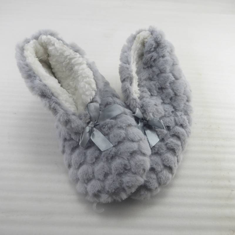 lot 346 image: Brand New Fluffy Soft Felt Womens Bootie Slippers Size M-L