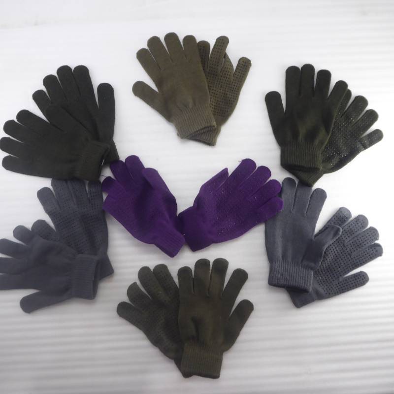 lot 475 image: Brand New 7 Pair Womens Fleece Knit Grip Gloves