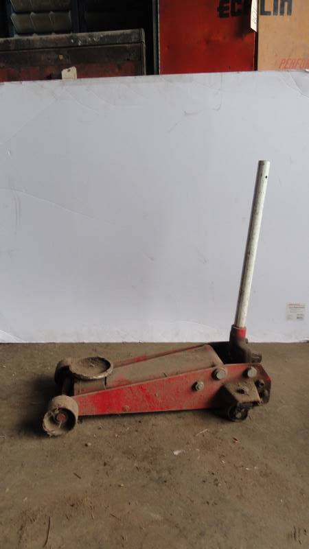 lot 128 image: Floor Jack 3 ton