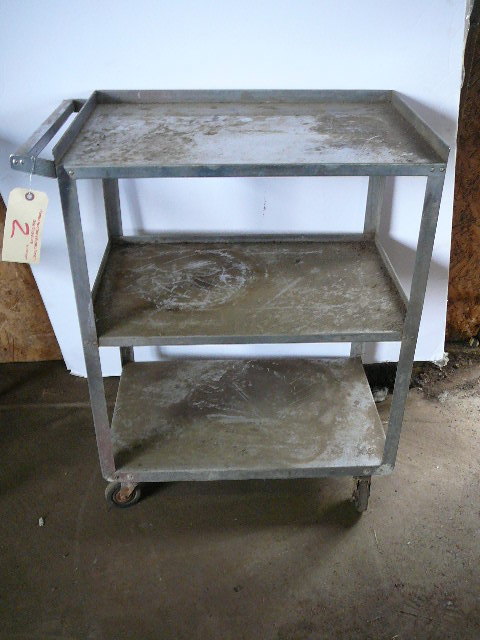 lot 2 image: Cart with wheels