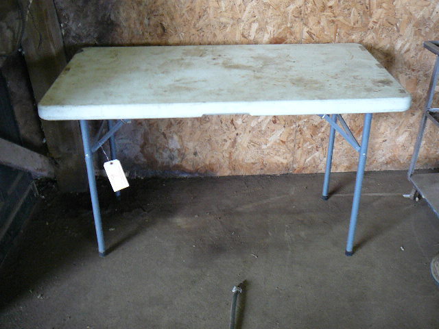 lot 6 image: 4 Plastic top table