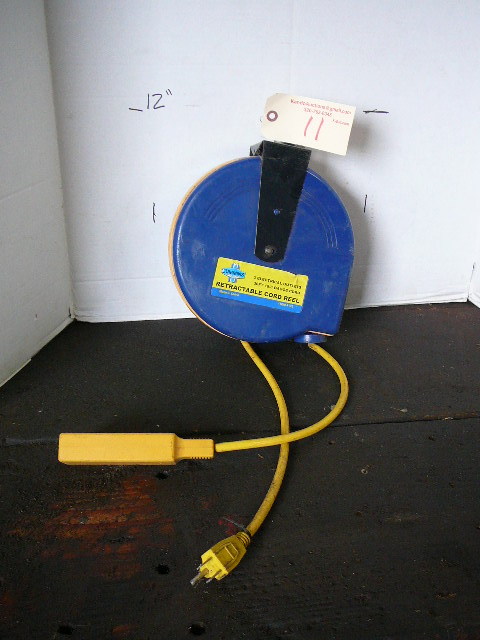 lot 11 image: Cummins Retractable 30 183 Guage Cord