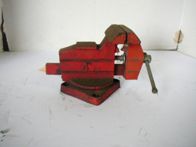 lot 21 image: 4 Bench Vise