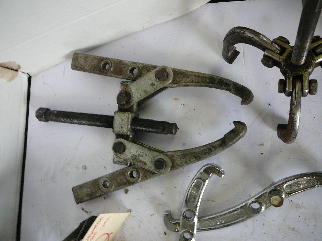 lot 32 image: Lot of 5 Pullers