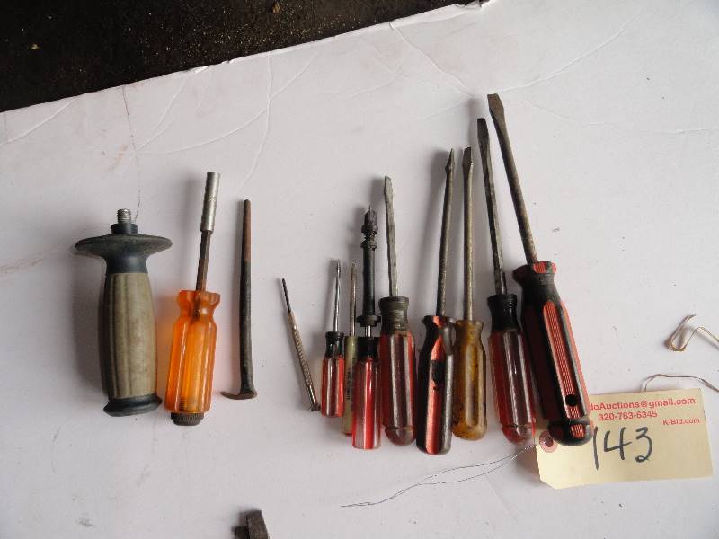 lot 143 image: Standard Screw Drivers