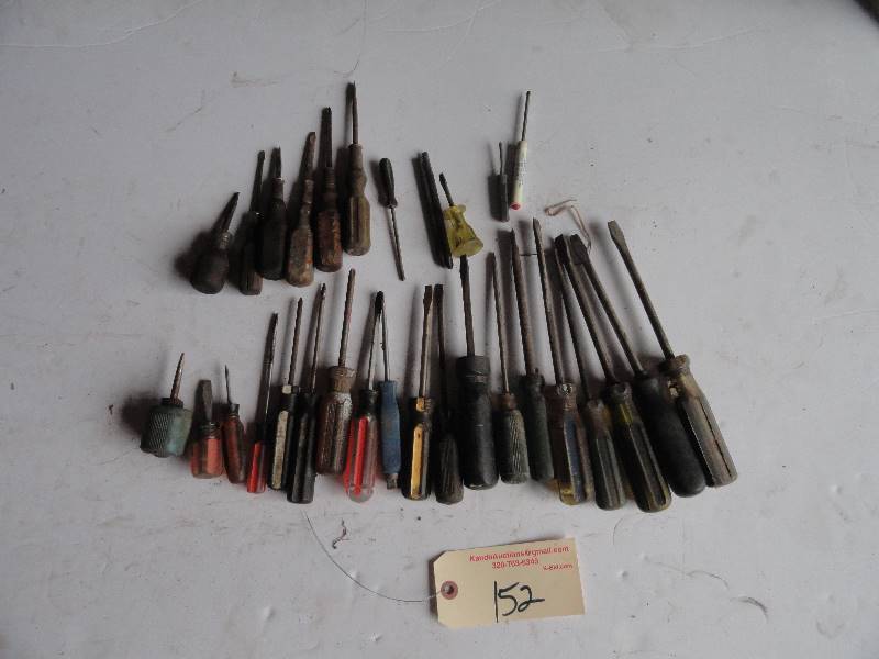 lot 152 image: Screw Drivers