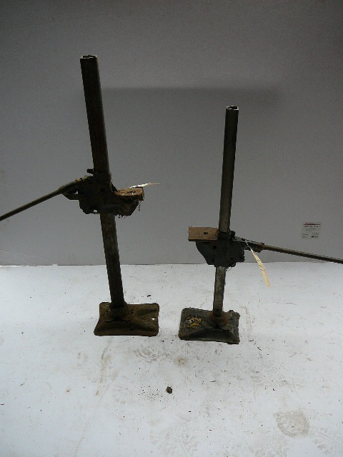 lot 171 image: 2 Bumper Jacks